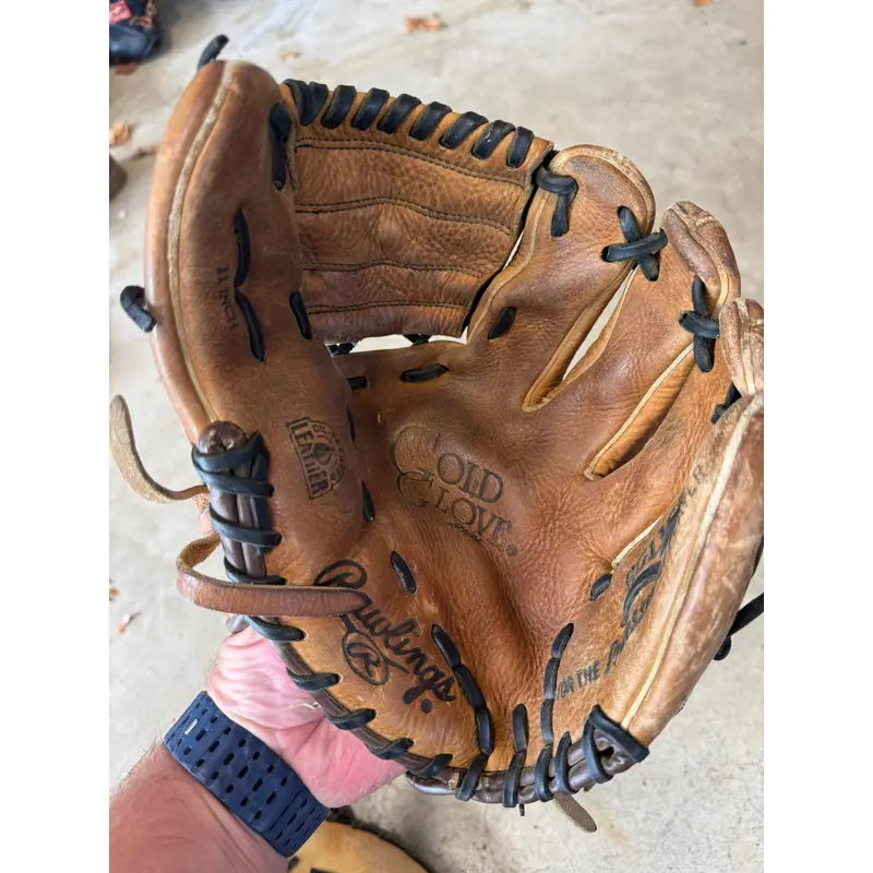 Rawlings Gold Glove RH Infield Baseball Glove 11" (Used)