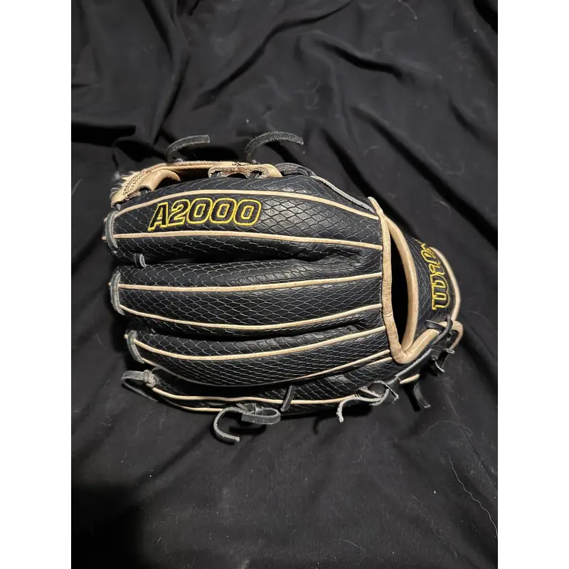 2022 Wilson A2000 RH Infield Baseball Glove 11.75" (Used)
