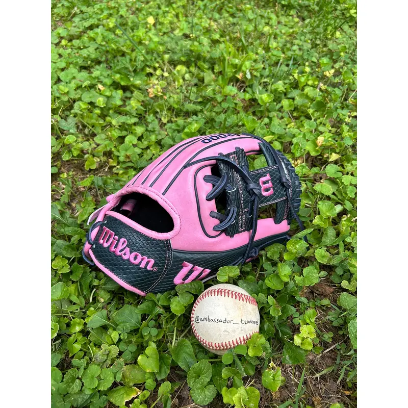 2025 Wilson A2000 1786 11.5 Infield Baseball Glove Pink/Black