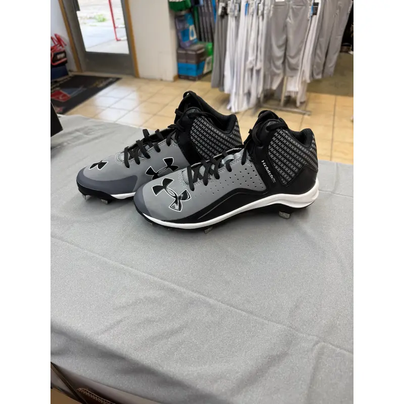 Under Armour Metal Baseball Cleats - Size 7.5