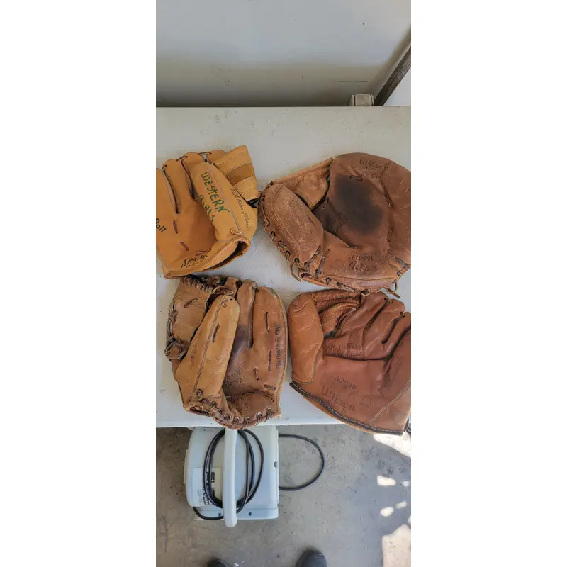 4 MADE IN USA baseball gloves bundle (Used)