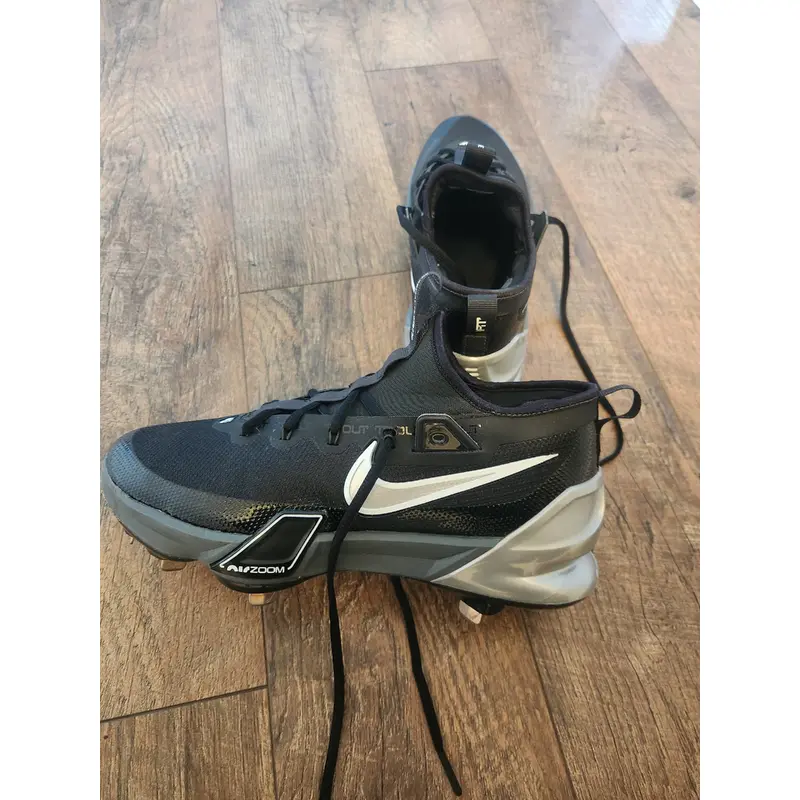 Trout nike black Men's Size M 8.5 (W 9.5) Youth Nike Low Top Metal (New)