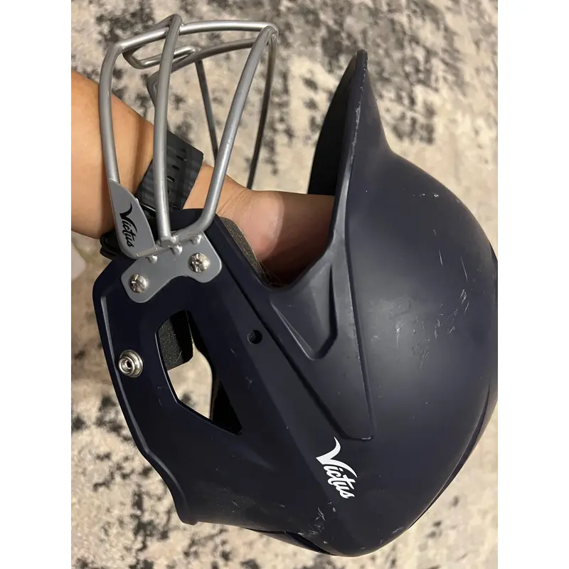 Victus senior helmet