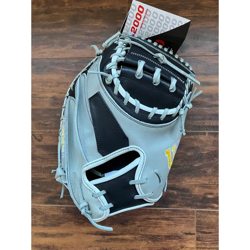 Wilson A2000 M2 33.5 Glove