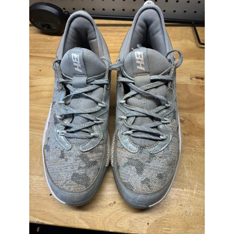 Gray Men's  Low Top Molded Cleats (Used) Harper 8