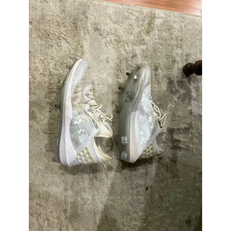 White Men's Size M 11.5 (W 12.5) Adult Under Armour Low Top Harper 8 Metal (Used)