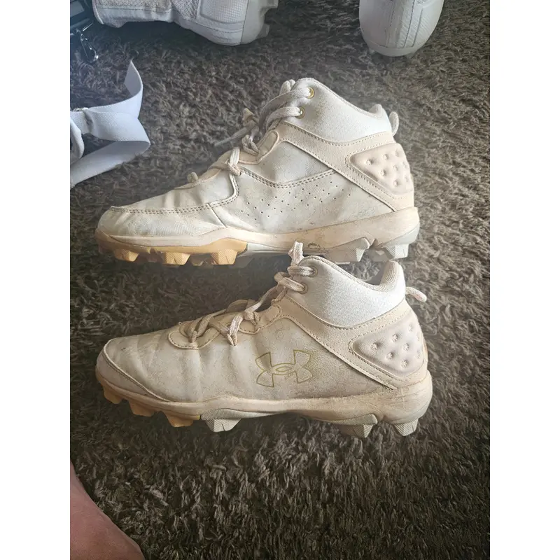 White Men's Size M 7.0 (W 8.0) Adult Under Armour Low Top Turf Cleats (Used)