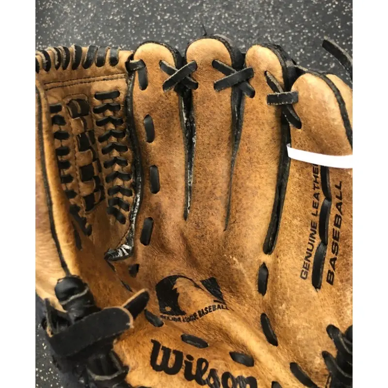 Wilson Right Hand Throw Infield A2452 Baseball Glove 11.5" (Used)