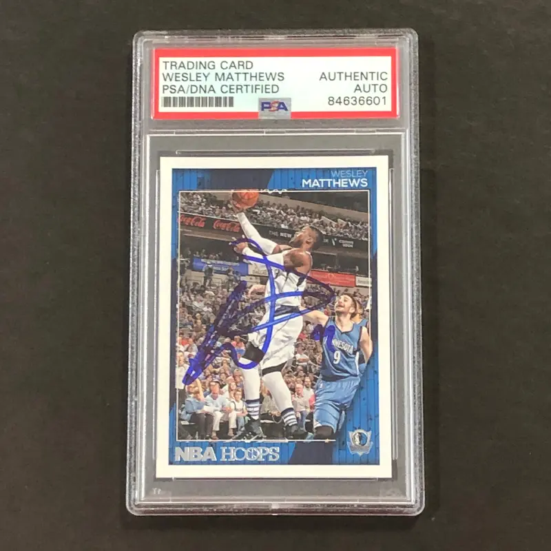 2016-17 NBA Hoops #211 Wesley Matthews Signed Card AUTO PSA Slabbed Mavericks