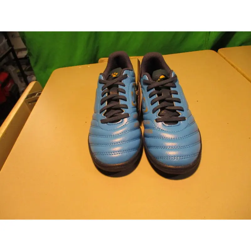 Used Kelme Size 2 Indoor Soccer Cleats