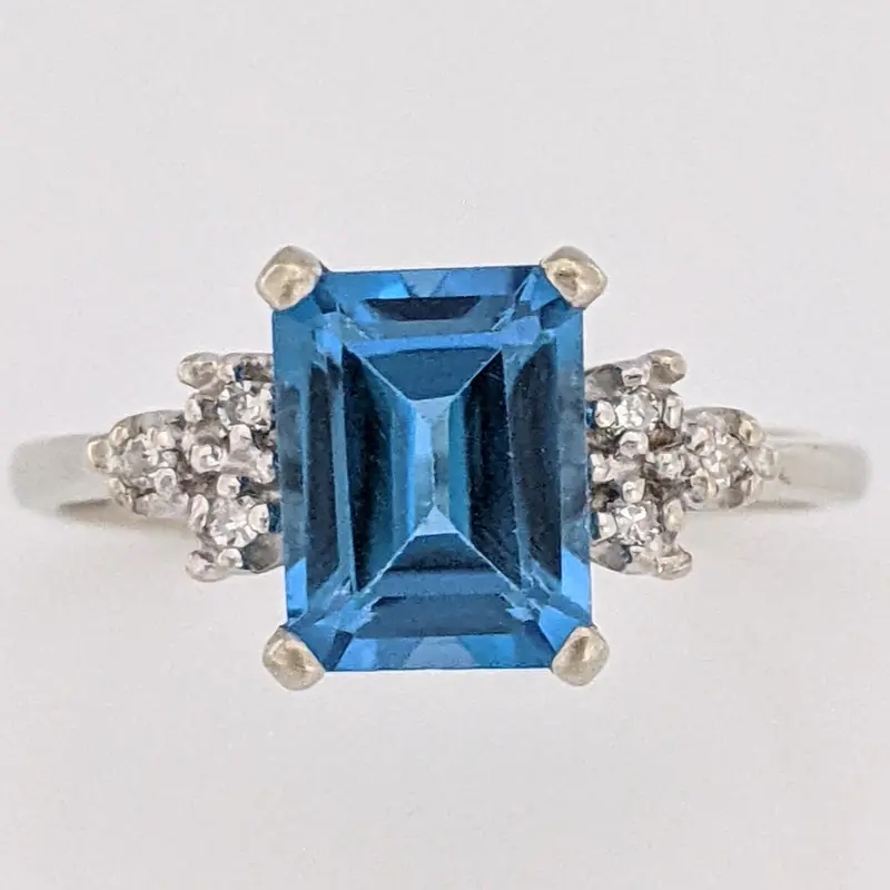 10K WHITE BLUE TOPAZ EMERALD CUT 6X8 WITH (6) MELEE ESTATE RING 2.6 GRAMS